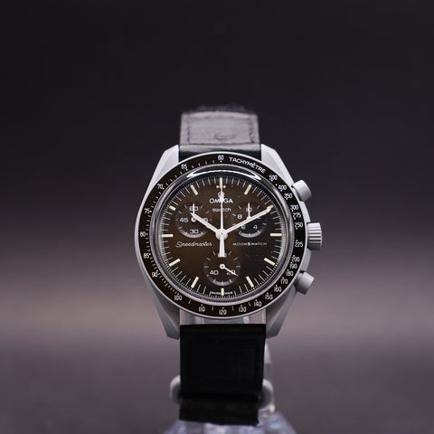 OMEGA x Swatch MoonSwatch Mission to the Moon Straußenleder SO33M100C