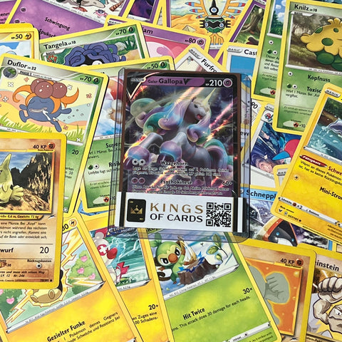 Pokemon Kartenpaket mit 50 Karten und einer V Karte - Deutsche Version inklusive KingsofCards Toploader