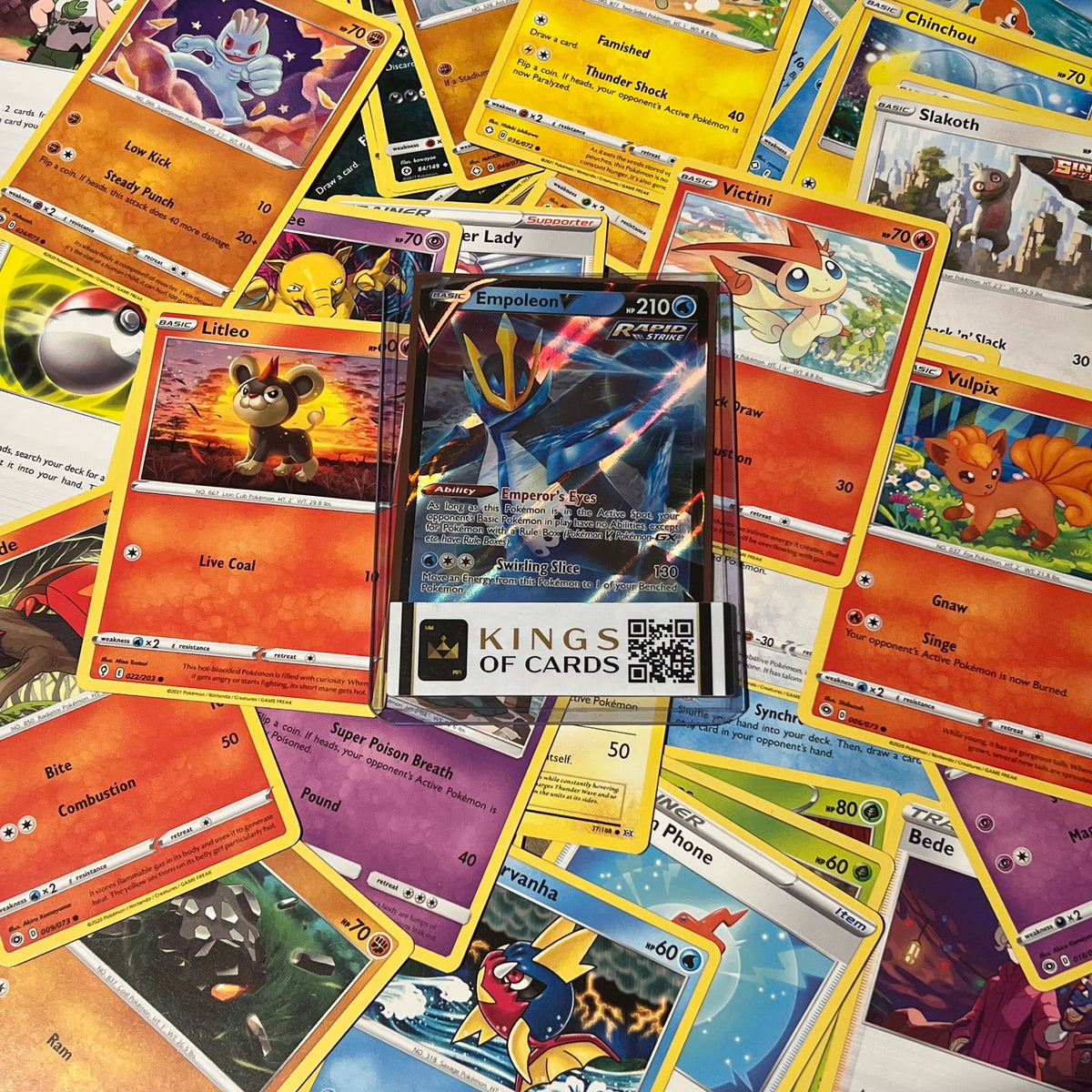 Pokemon Kartenpaket mit 50 Karten und einer V Karte – Englische Version inklusive KingsofCards Toploader